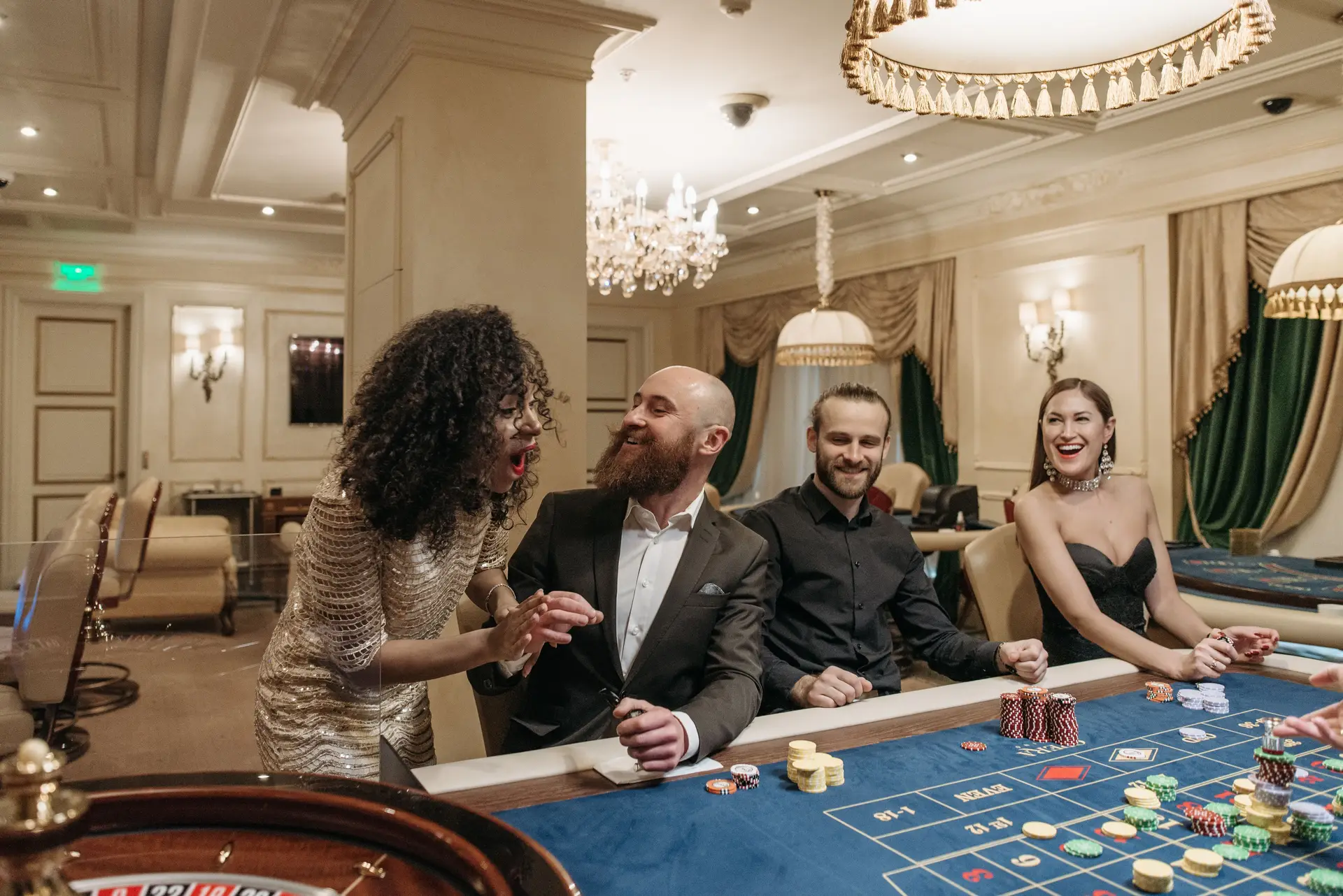 Joueurs à une table de poker